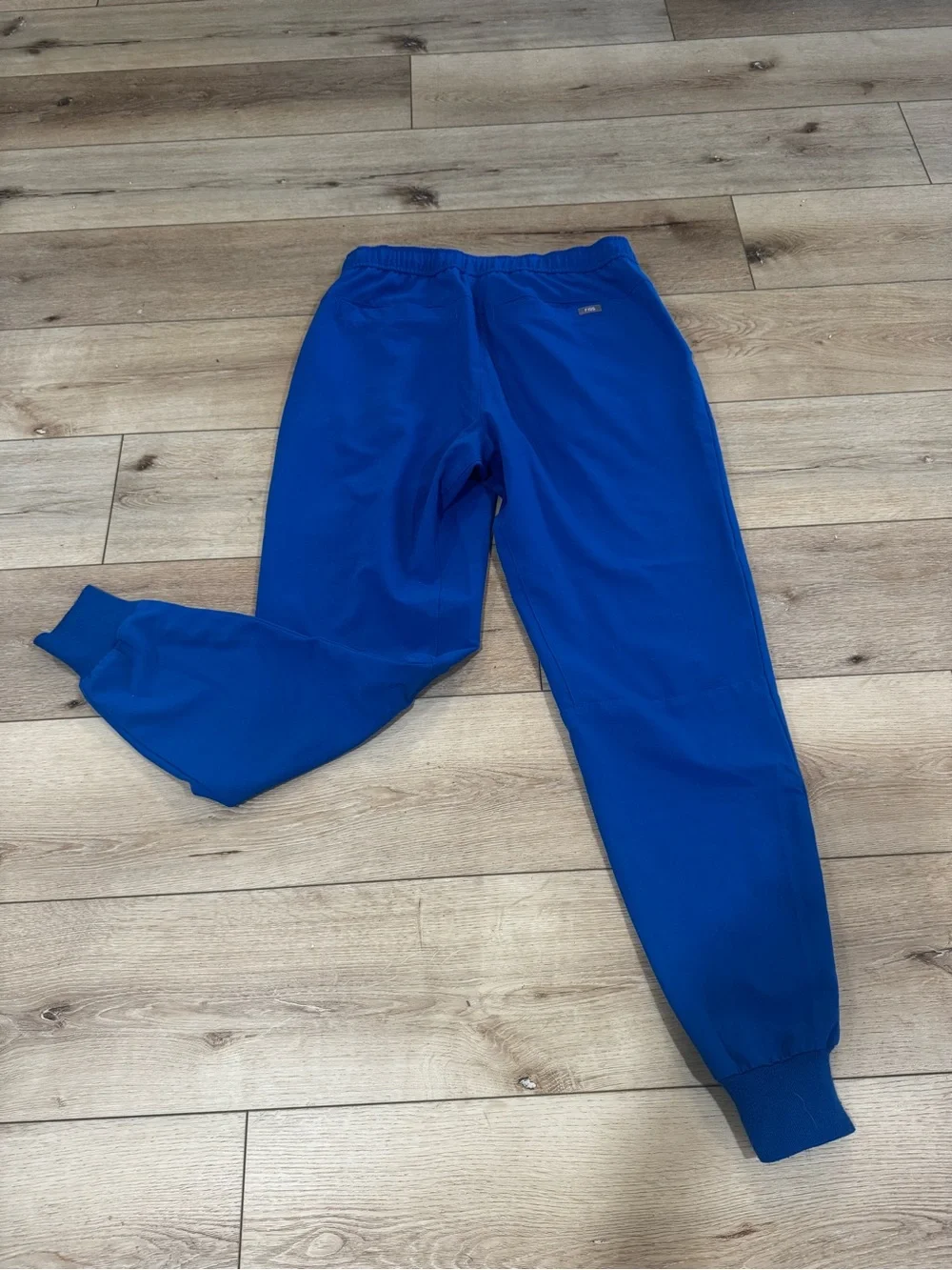 Men's FIGS royal blue jogger scrub pants, elastic waistband multiple pockets, M.